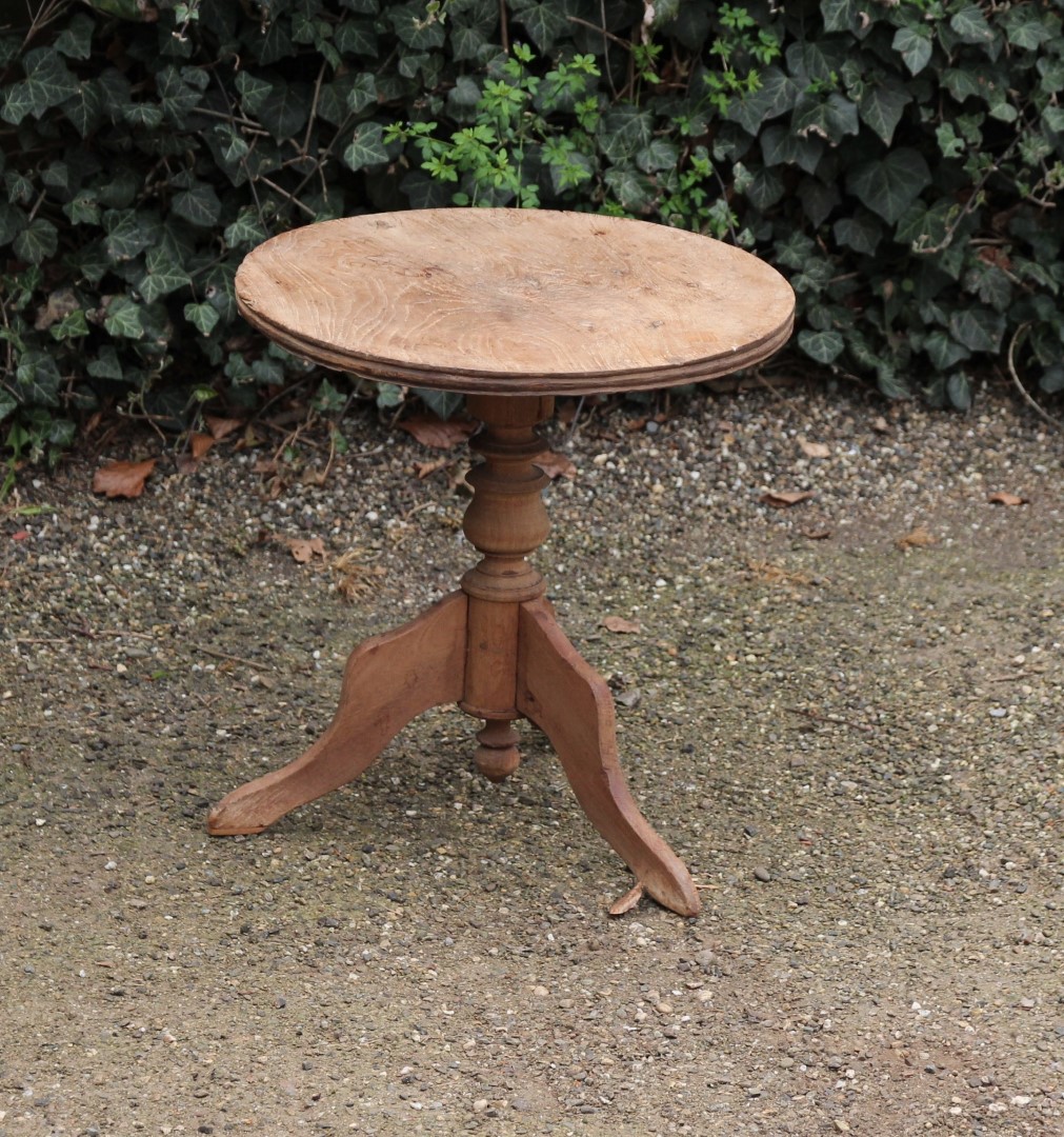 antiker-runder-beisteltisch